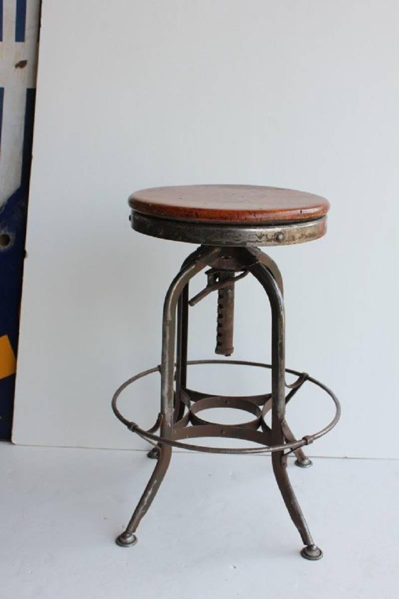 1930s American Industrial Toledo swivel stool, more available. Original condition. Measures: Adjustable height 25