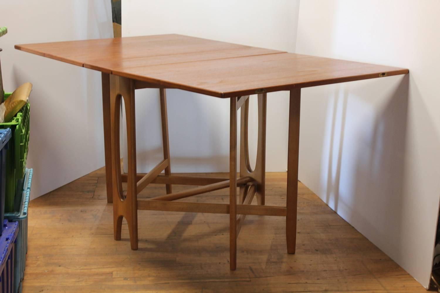 Mid-Century Modern Midcentury Gateleg Folding Dinning Table For Sale