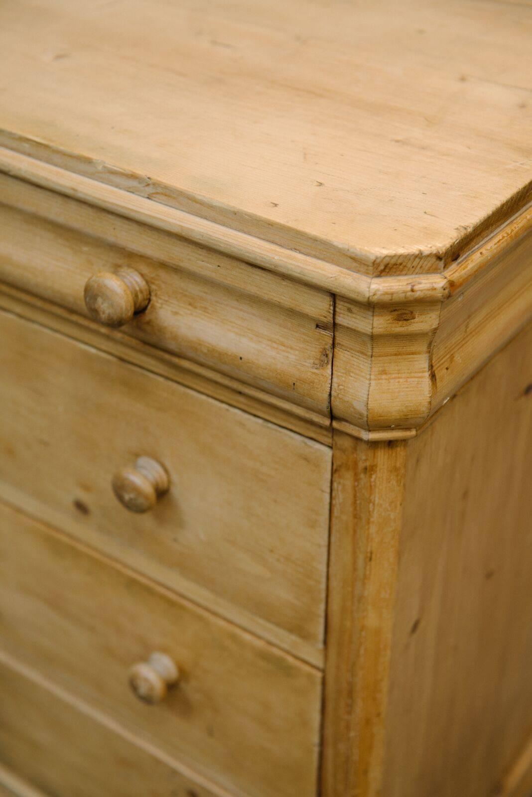 19th Century English Pine Dresser In Good Condition In Chicago, IL