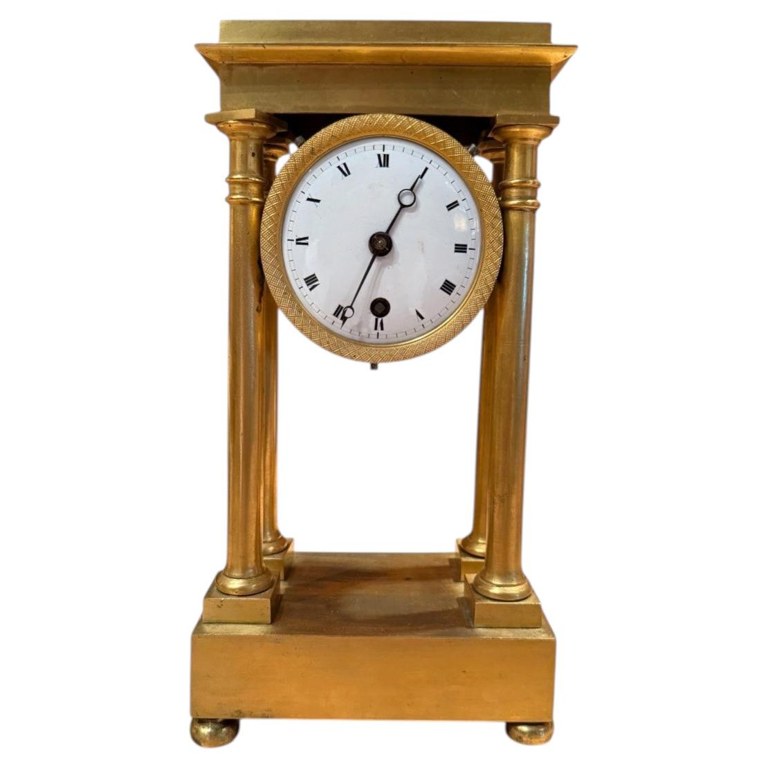 Orologio da caminetto in miniatura in bronzo dorato, periodo Impero francese, con portico