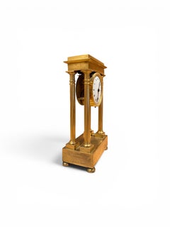 Horloge de cheminée miniature en bronze doré, de style Empire français, représentant un portique