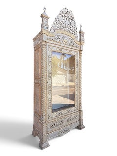 Vitrine incrustée de nacre et d'os datant de la fin du XIXe siècle