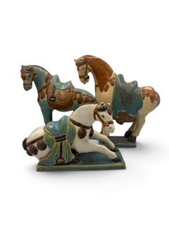 Lot de trois figurines de chevaux en céramique émaillée de style Tang chinois