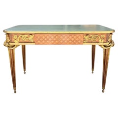 Bureau plat français de style Louis XVI, en marqueterie et bronze doré, attribué à la Maison Beurdeley