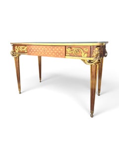 Bureau plat français de style Louis XVI, en marqueterie et bronze doré, attribué à la Maison Beurdeley