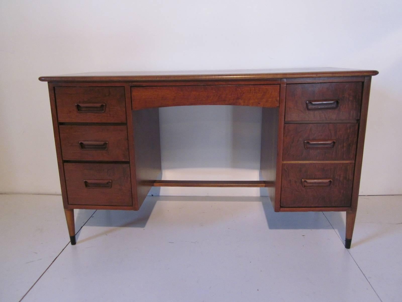 American Andre Bus for Lane Acclaim Kneehole Desk