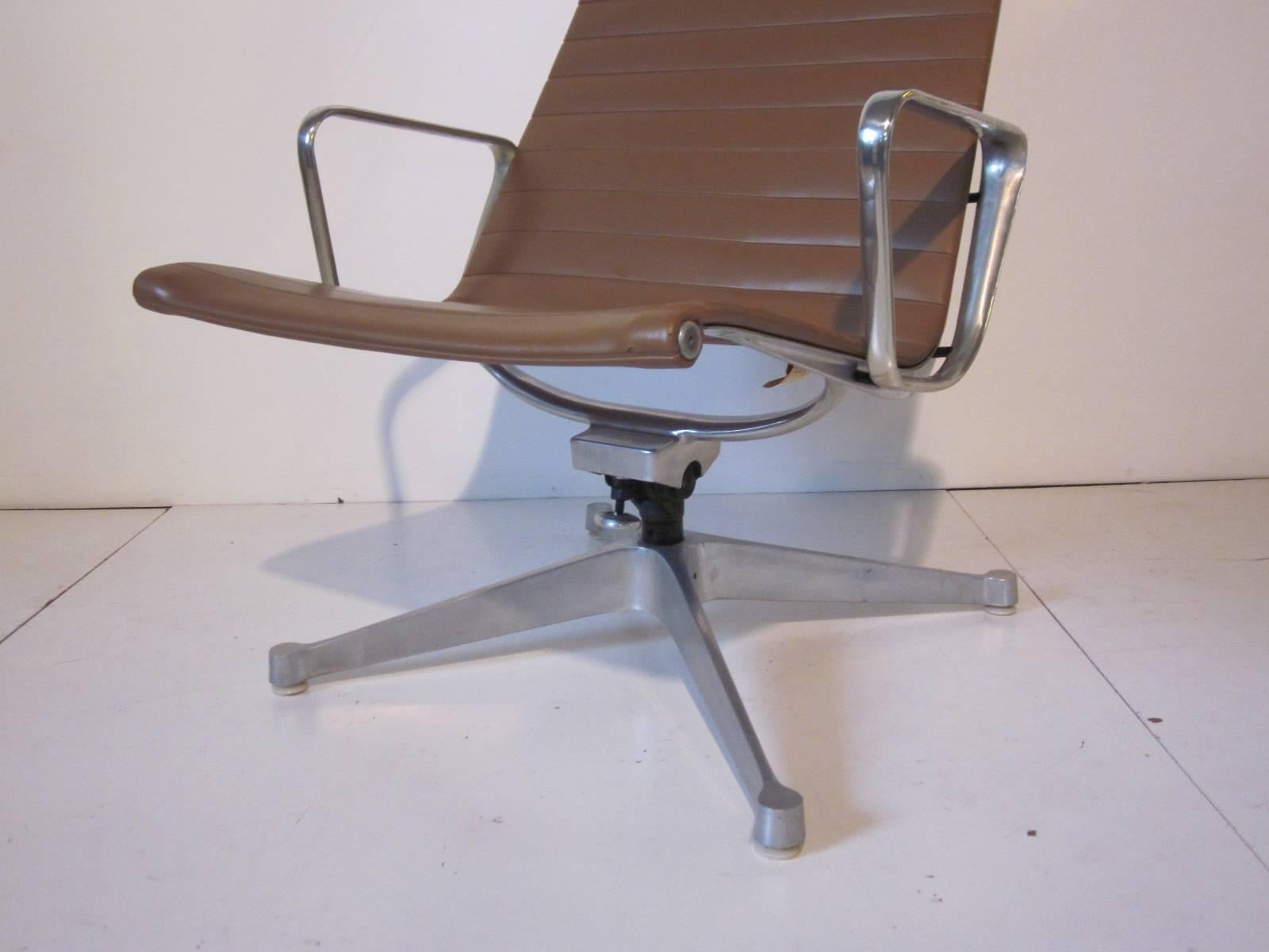 Eames Aluminum Group Lounge Chair for Herman Miller In Excellent Condition In Cincinnati, OH