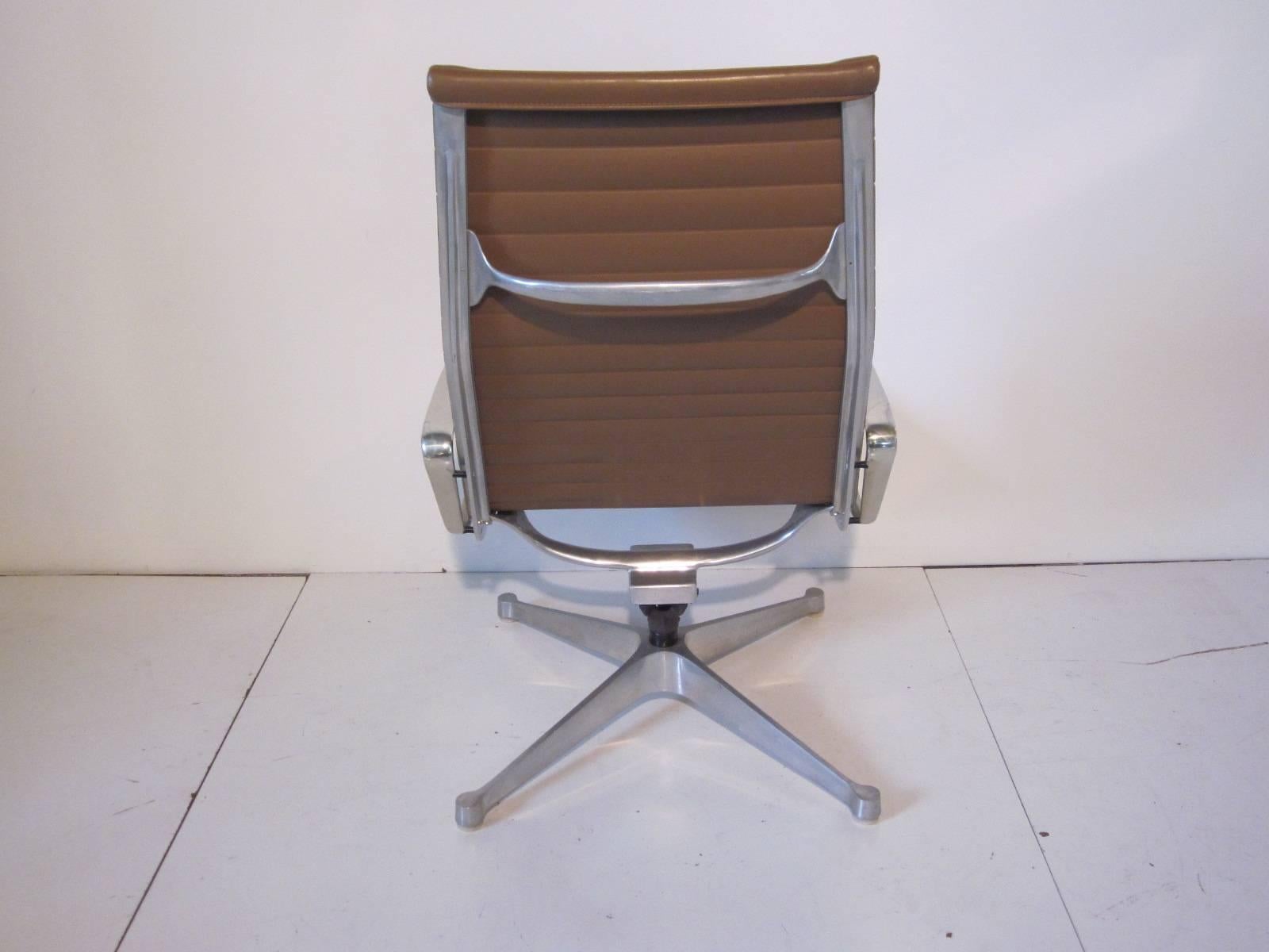 Modern Eames Aluminum Group Lounge Chair for Herman Miller