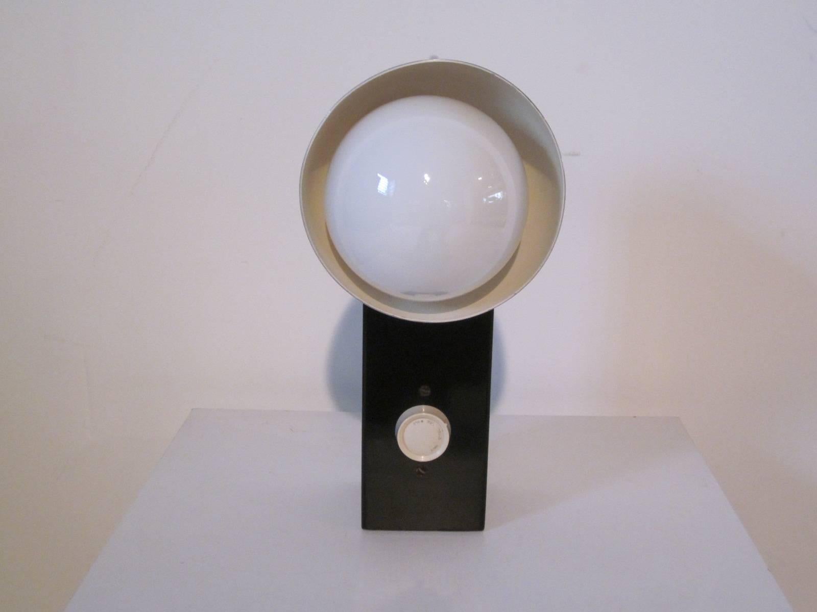 1970er Modern Eye Ball Tisch-/Schreibtischlampe (Moderne) im Angebot