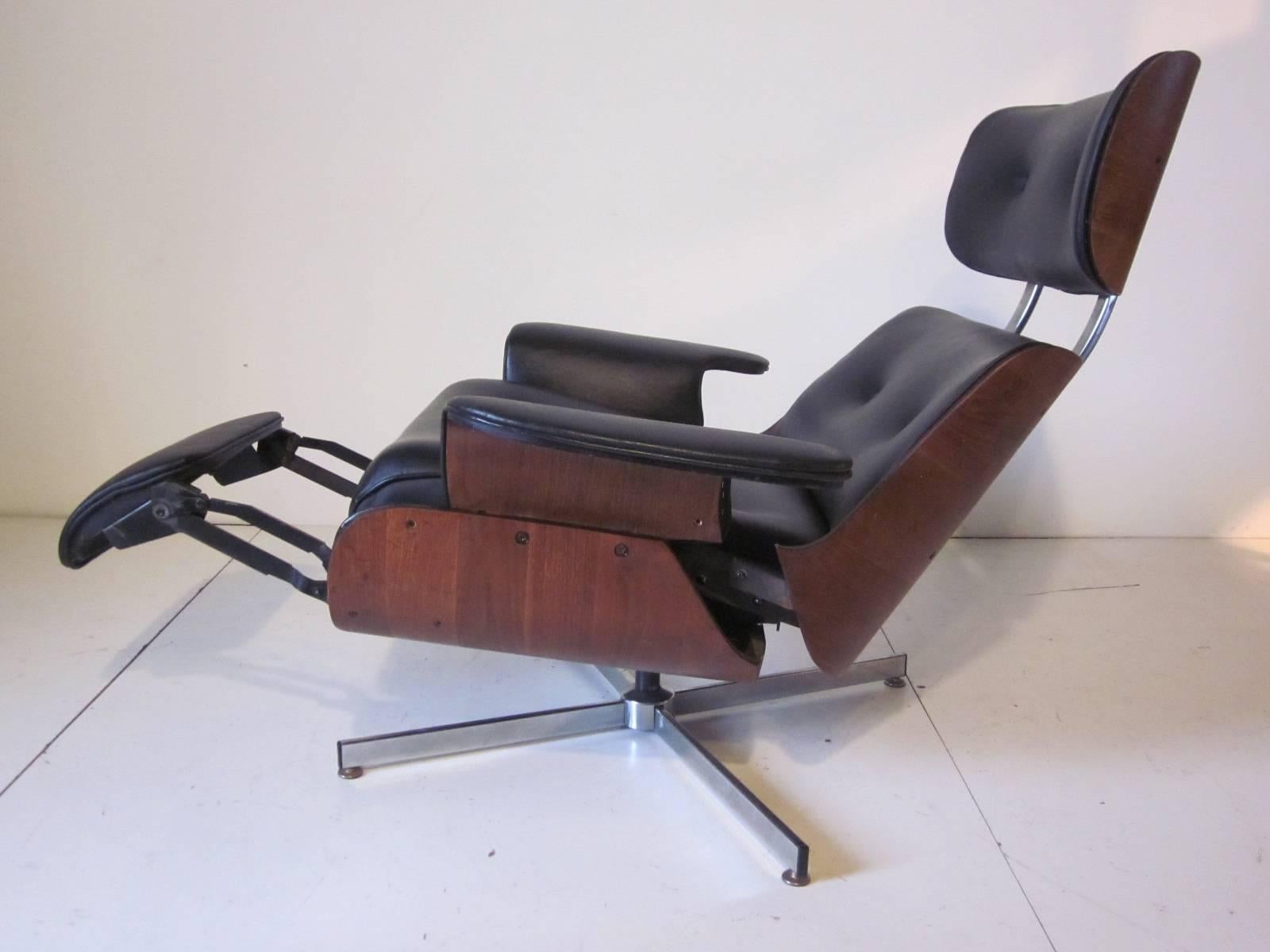 Mid-Century Modern George Mulhauser Ply Craft Lounge Chair with Bulit In Footrest
