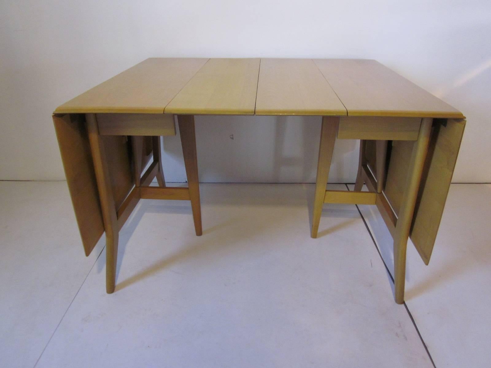 Heywood Mid-Century Harmonic Drop-Leaf Extension Dining Table In Excellent Condition In Cincinnati, OH