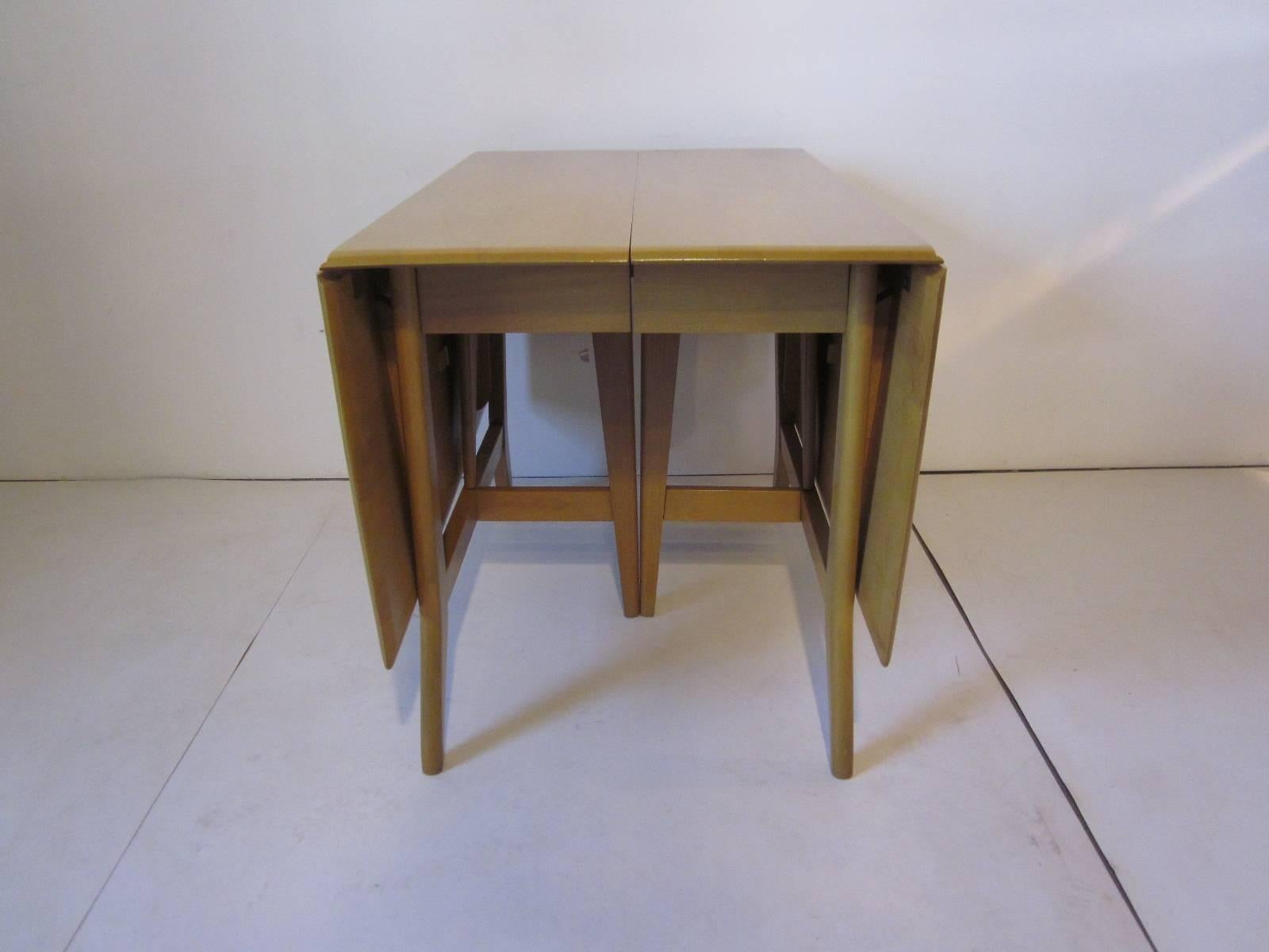 20th Century Heywood Mid-Century Harmonic Drop-Leaf Extension Dining Table