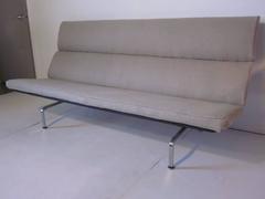 Eames Compact Sofa in reichem italienischem Leinen