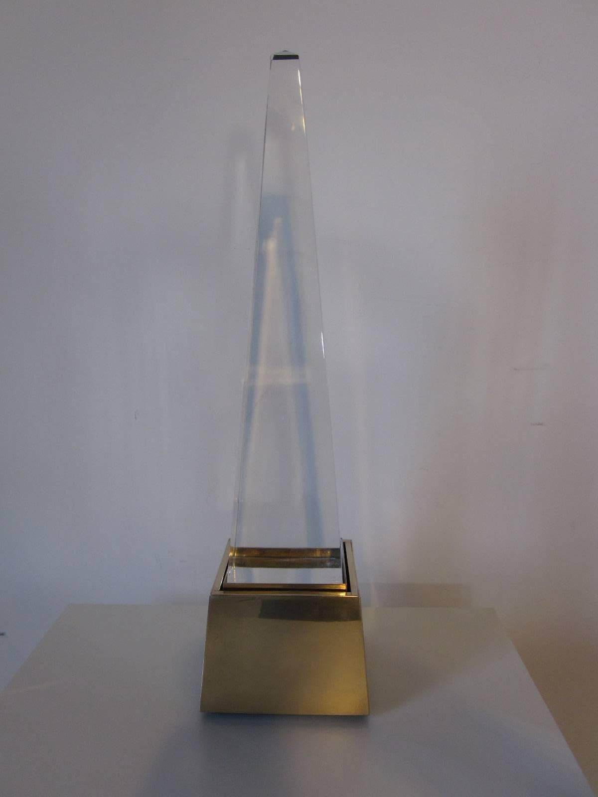 Chapman Lucite and Brass Obelisk Table Lamp In Excellent Condition In Cincinnati, OH