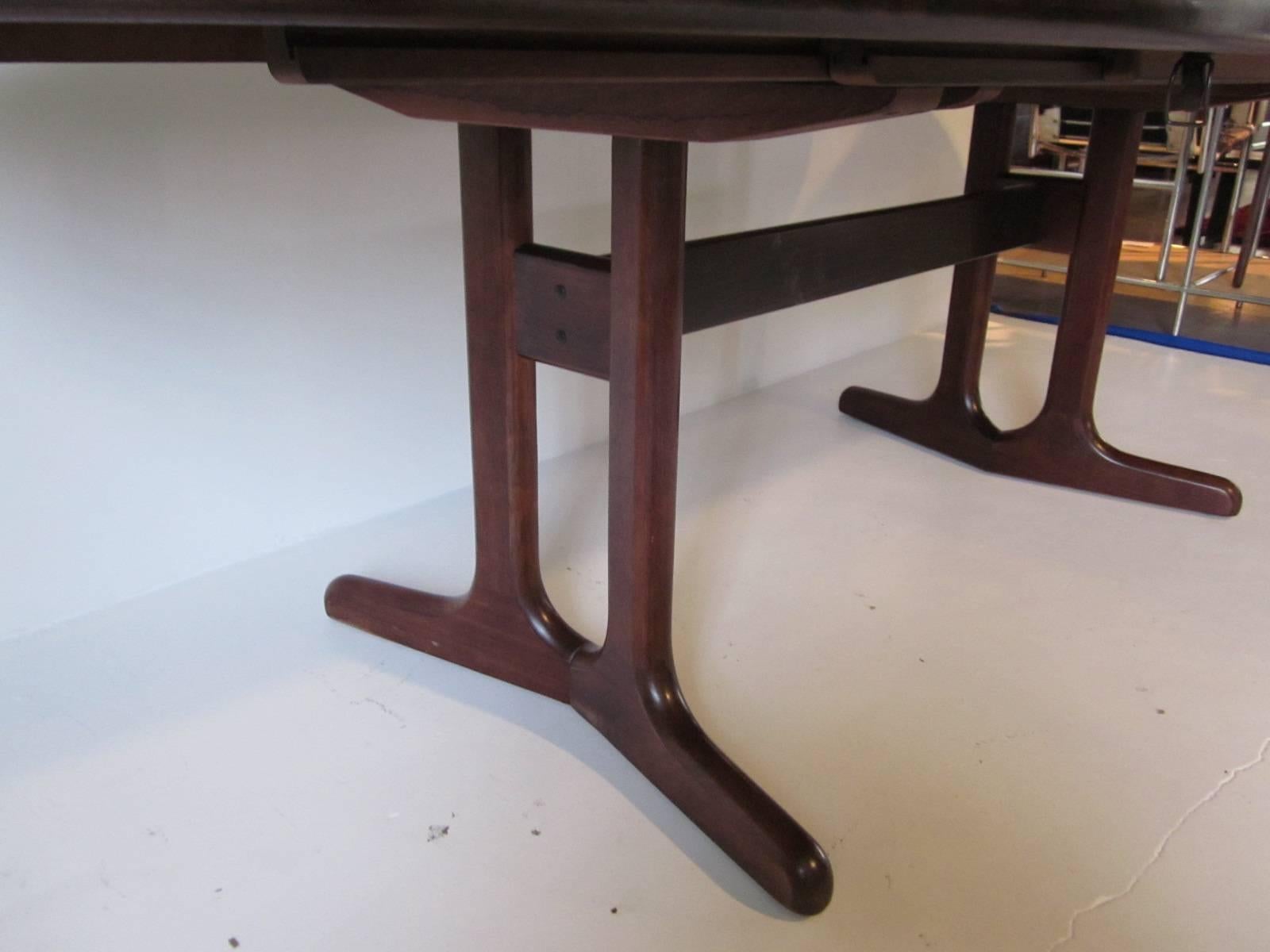 Danish Rosewood Pop Up Leaf Dining Table In Excellent Condition In Cincinnati, OH