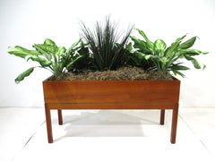 Vaso danese in teak con piante artificiali in stile Spottrup - Stolefabrik