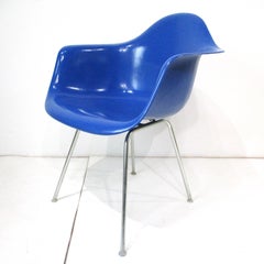 Poltrona Eames Blue Arm Shell per Herman Miller
