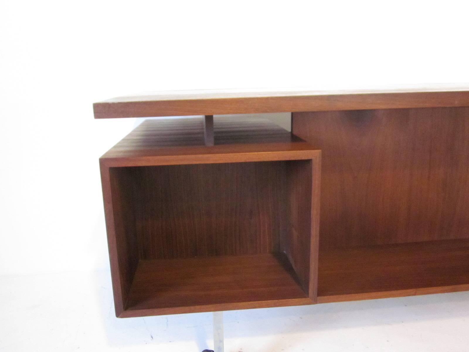 Mid-Century Walnut Floating Top Desk with Back Side Bookcase In Excellent Condition In Cincinnati, OH