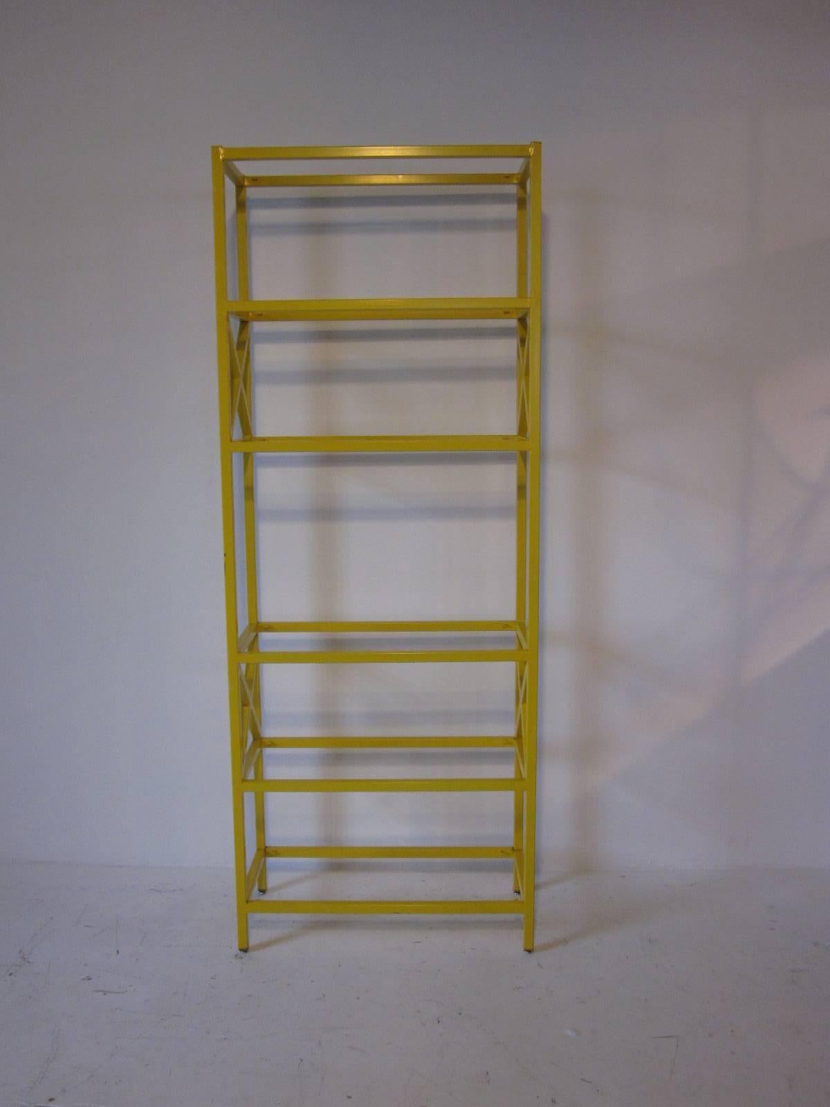 Etagere in the Manner of Baker In Good Condition In Cincinnati, OH