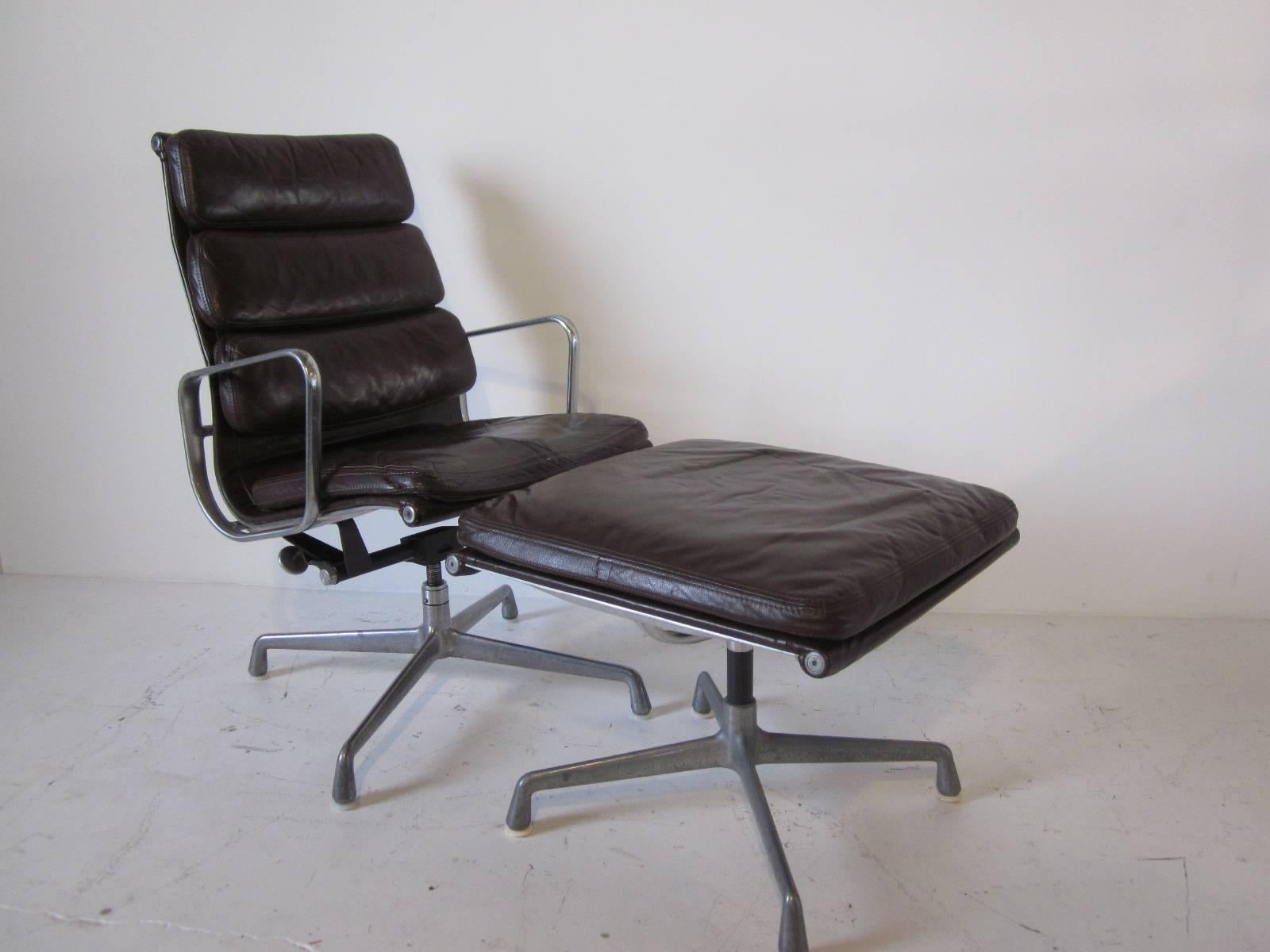 Eames Soft Pad Aluminium Group Chair with Ottoman 3