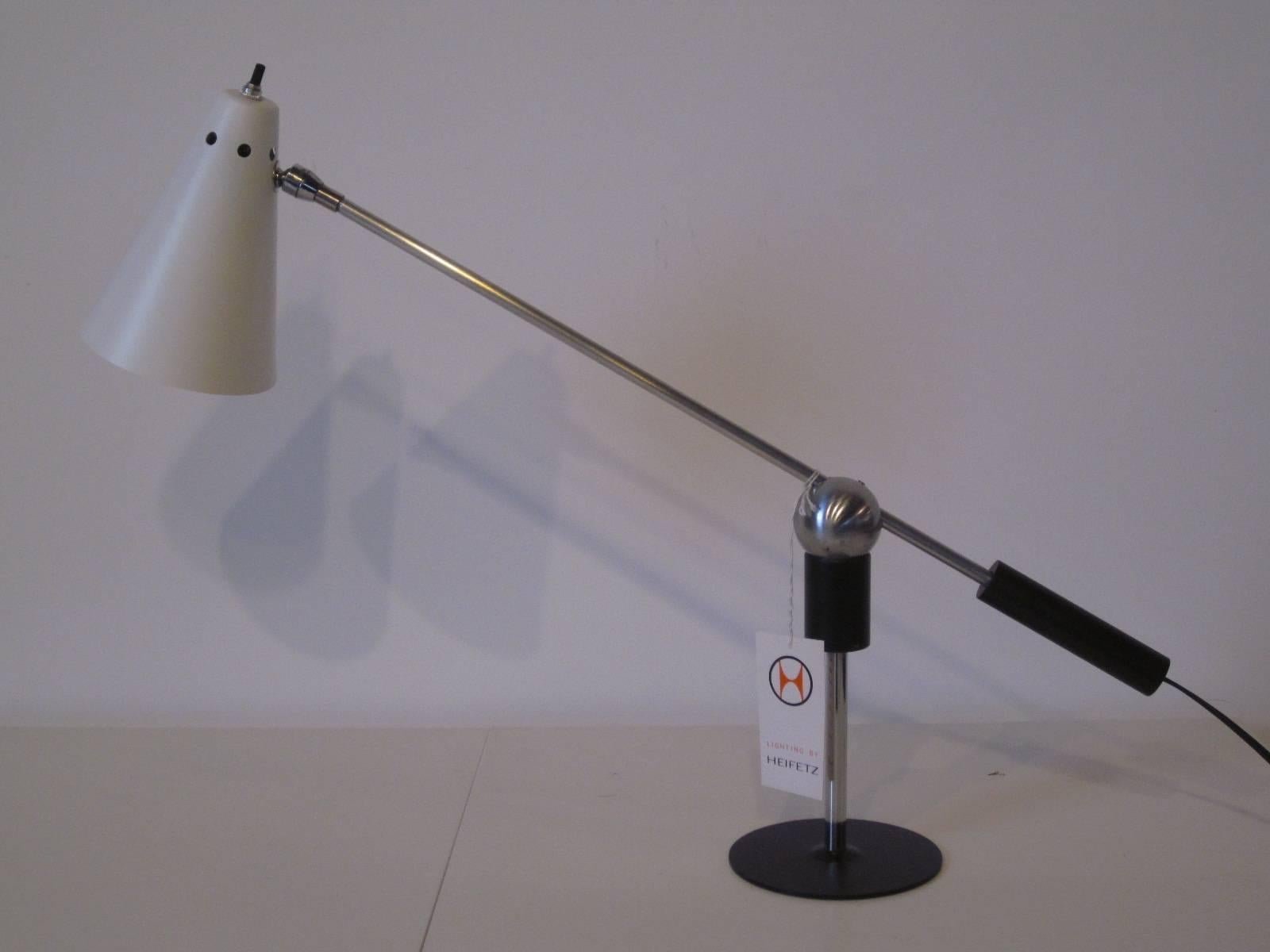 Heifetz Tisch- oder Schreibtischlampe von Gilbert Waltrous (Metall) im Angebot