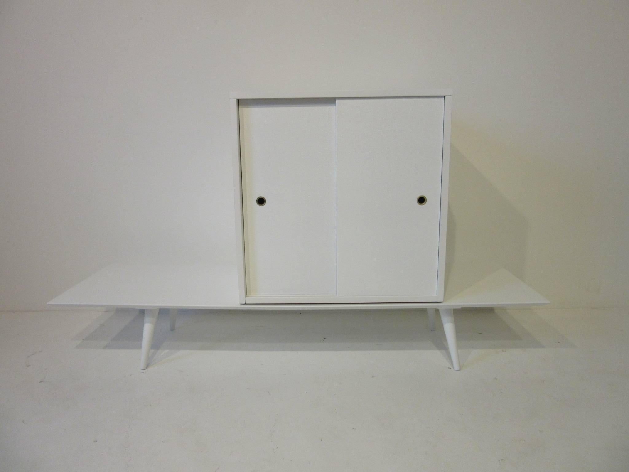 Paul McCobb Planner Group Cabinet on Bench in Rare Factory White Finish In Good Condition In Cincinnati, OH