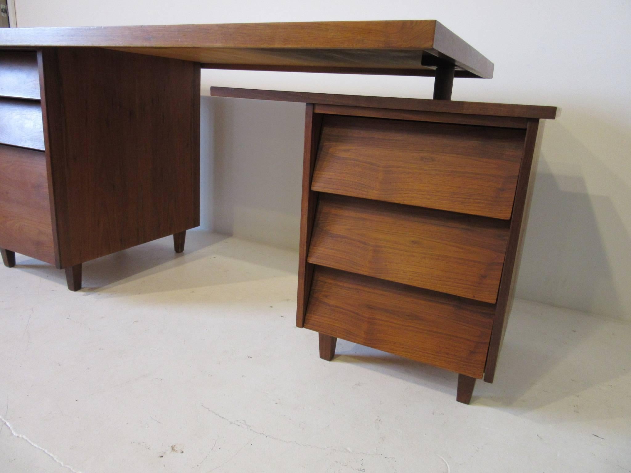 Black Walnut Desk in the Style of George Nakashima In Good Condition In Cincinnati, OH