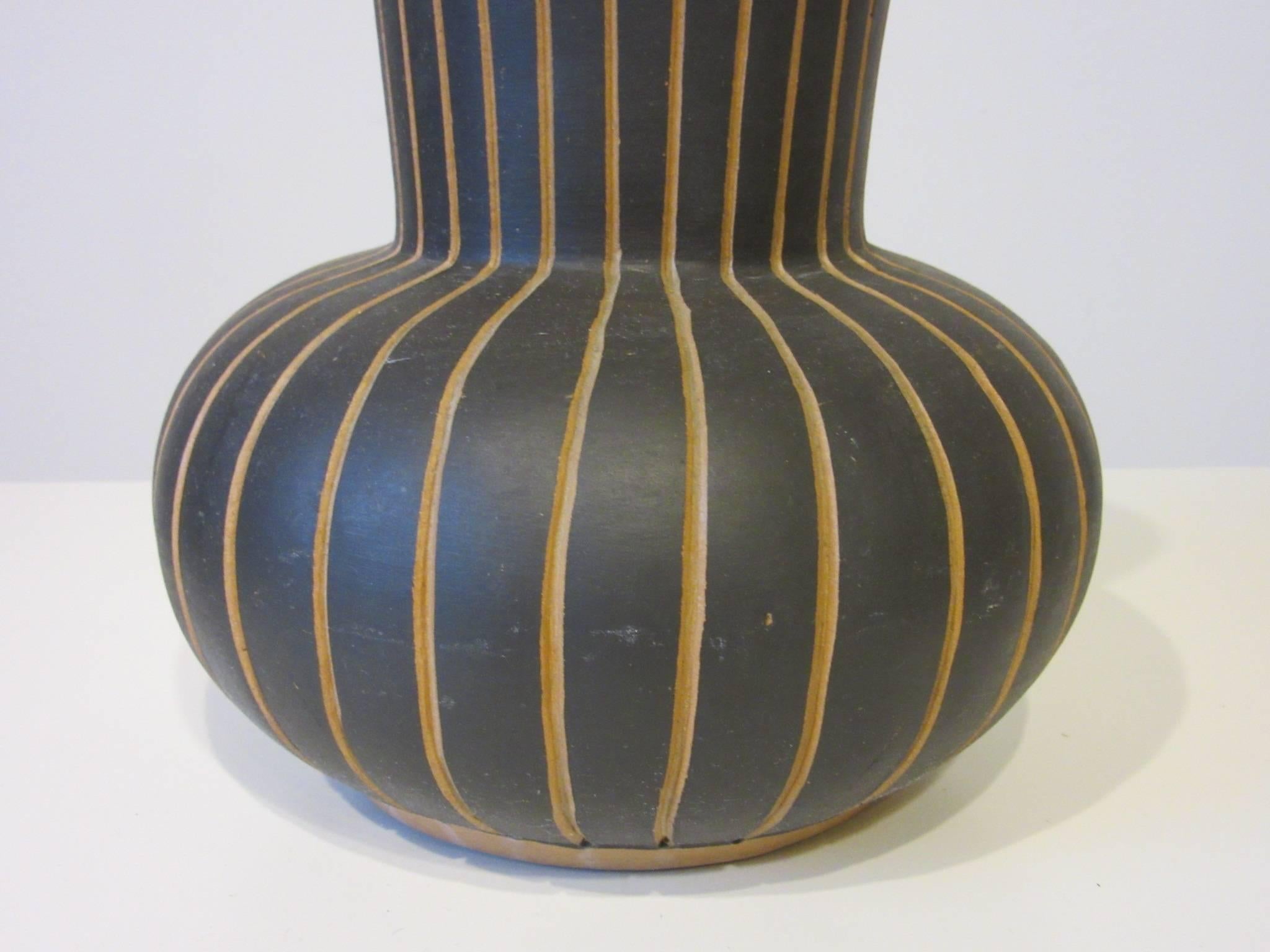Modernist Styled Contex Mexican Art Pottery Vase In Good Condition In Cincinnati, OH