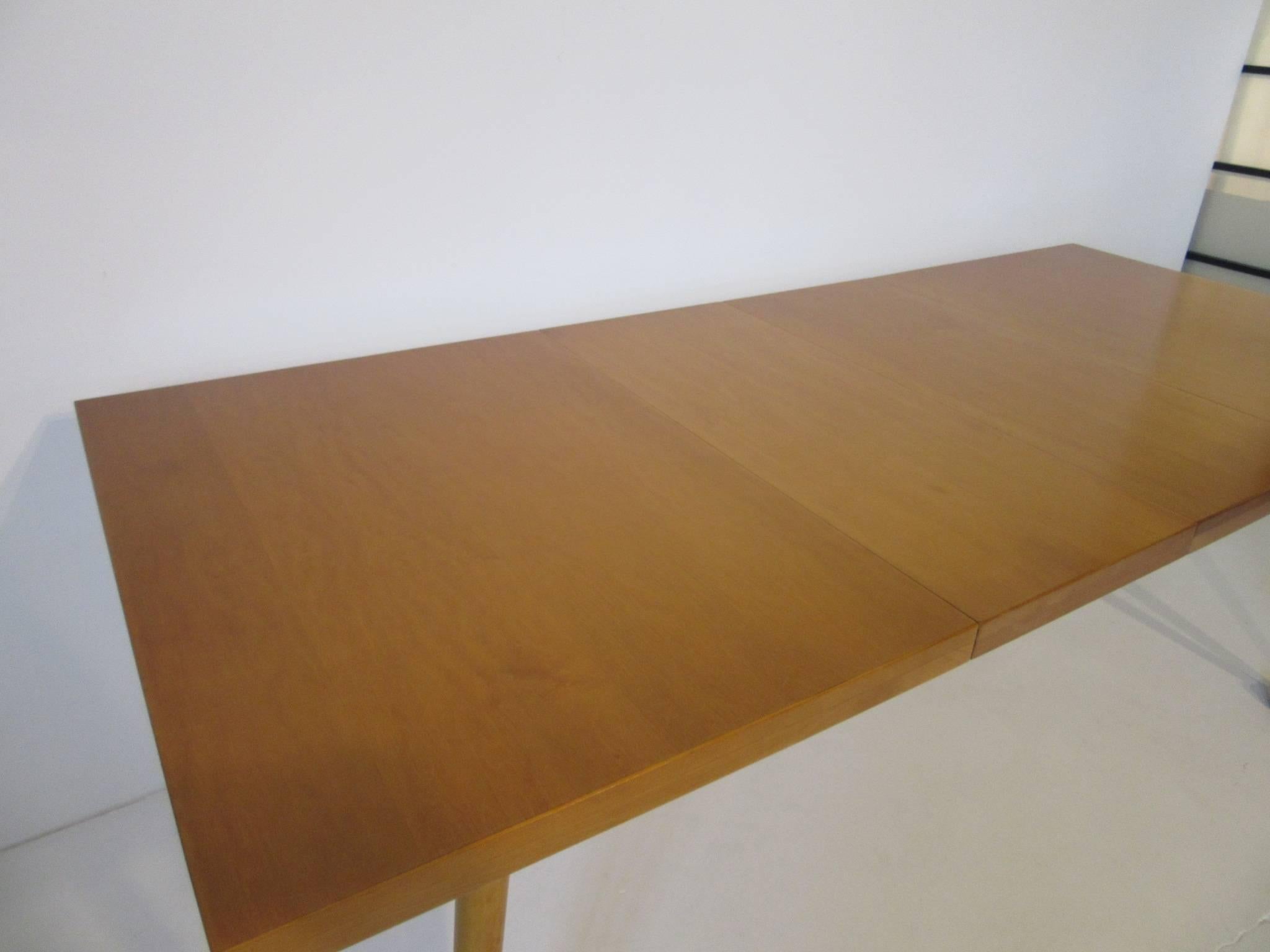 Paul McCobb Planner Group Dining Table with Two Leaves In Excellent Condition In Cincinnati, OH