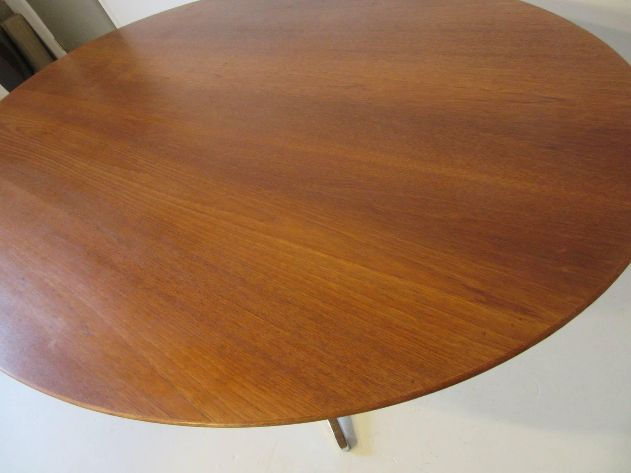 Florence Knoll X Based Walnut Oval Dining or Conference Table In Good Condition In Cincinnati, OH