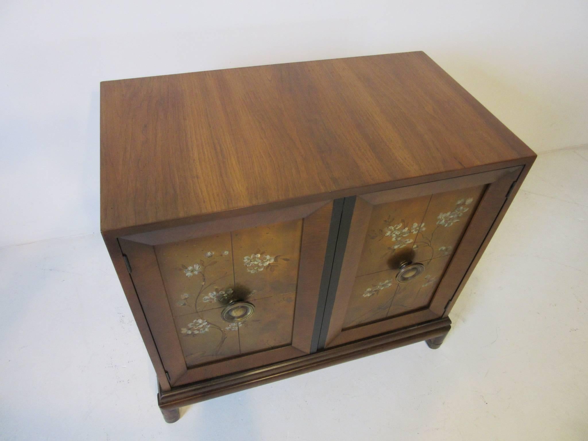 Renzo Rutili Commode / Cabinet for Johnson Brothers In Good Condition In Cincinnati, OH