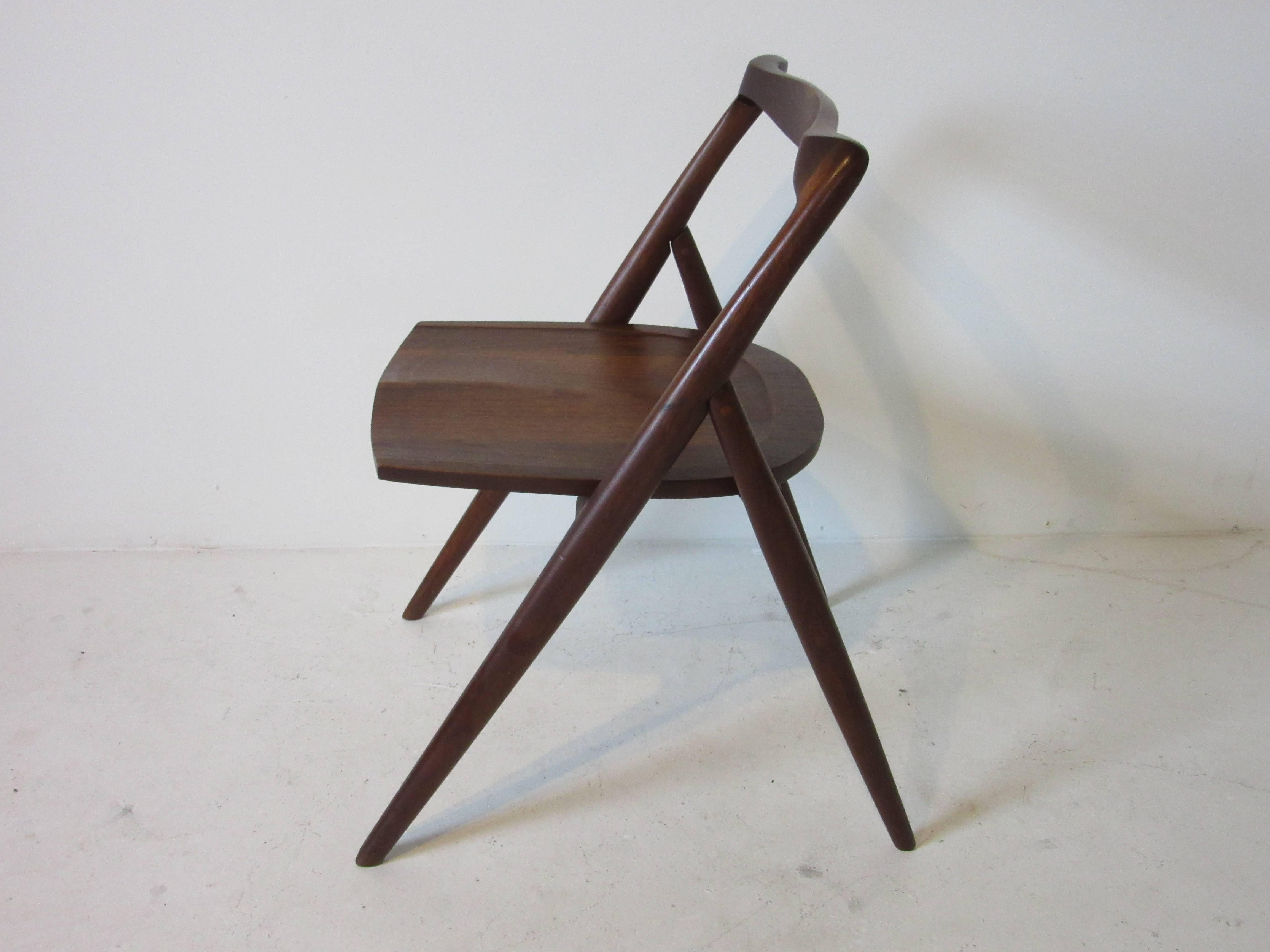 Ein im Studio gefertigter, schwarz geölter, skulpturaler Stuhl aus amerikanischem Nussbaum in der Art von George Nakashima, entworfen und hergestellt von dem japanischen Amerikaner George Suyeoka, Möbelbauer, Künstler und Schriftsteller. Der in