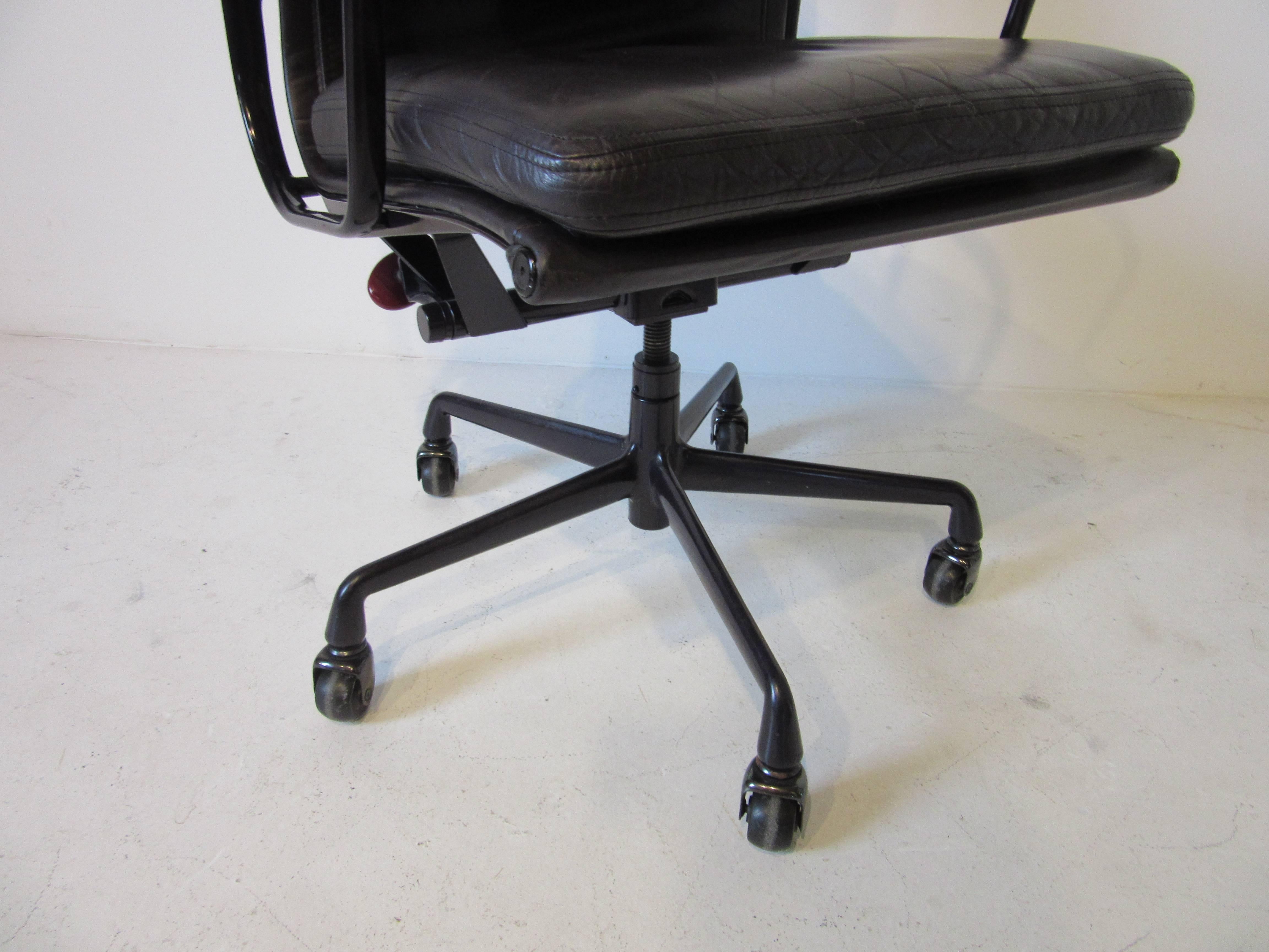 Mid-Century Modern Eames Soft Pad Aluminium Group Executive Chair in Dark Eggplant by Herman Miller