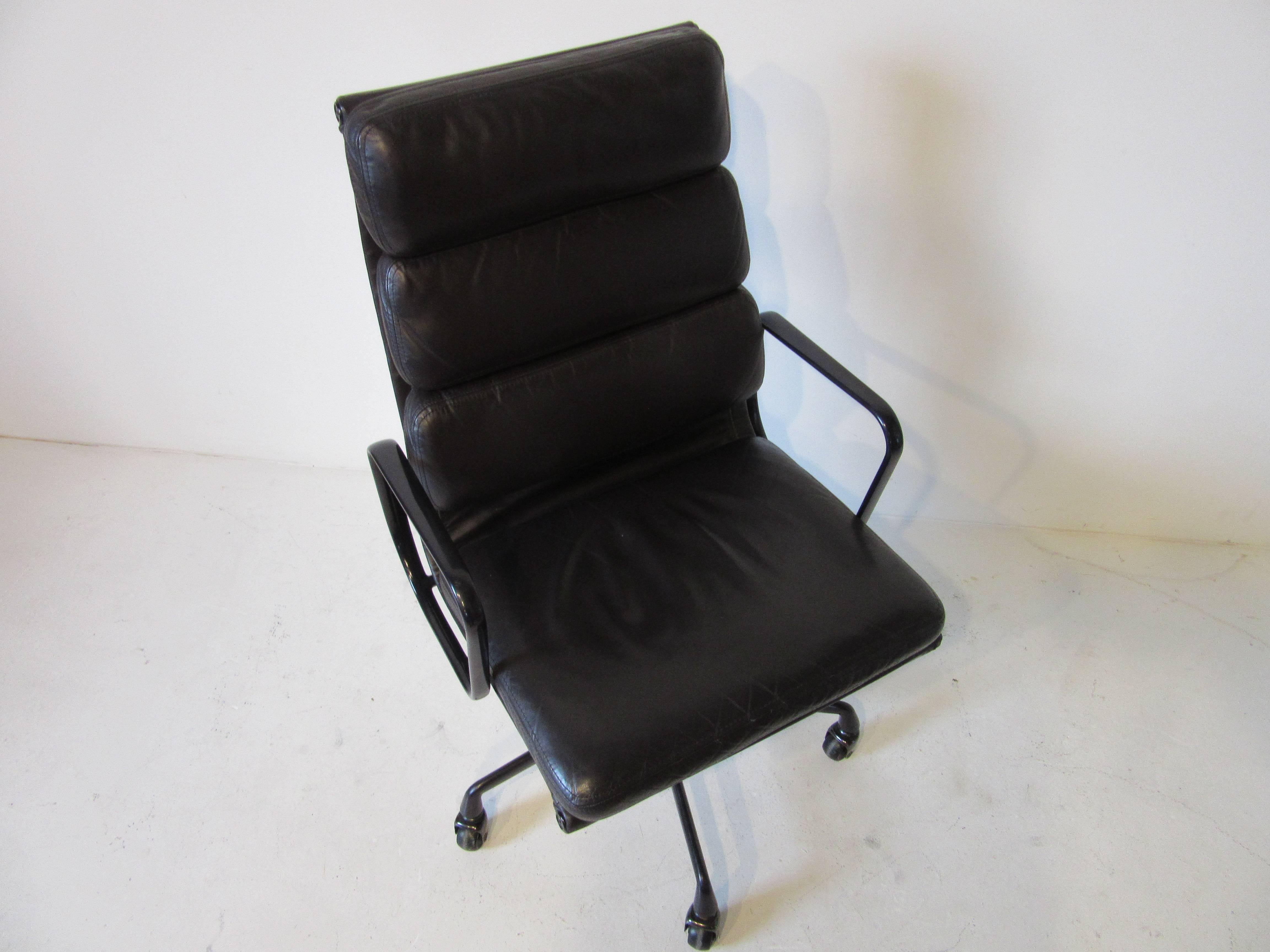 Eames Soft Pad Aluminium Group Executive Chair in Dark Eggplant by Herman Miller In Good Condition In Cincinnati, OH