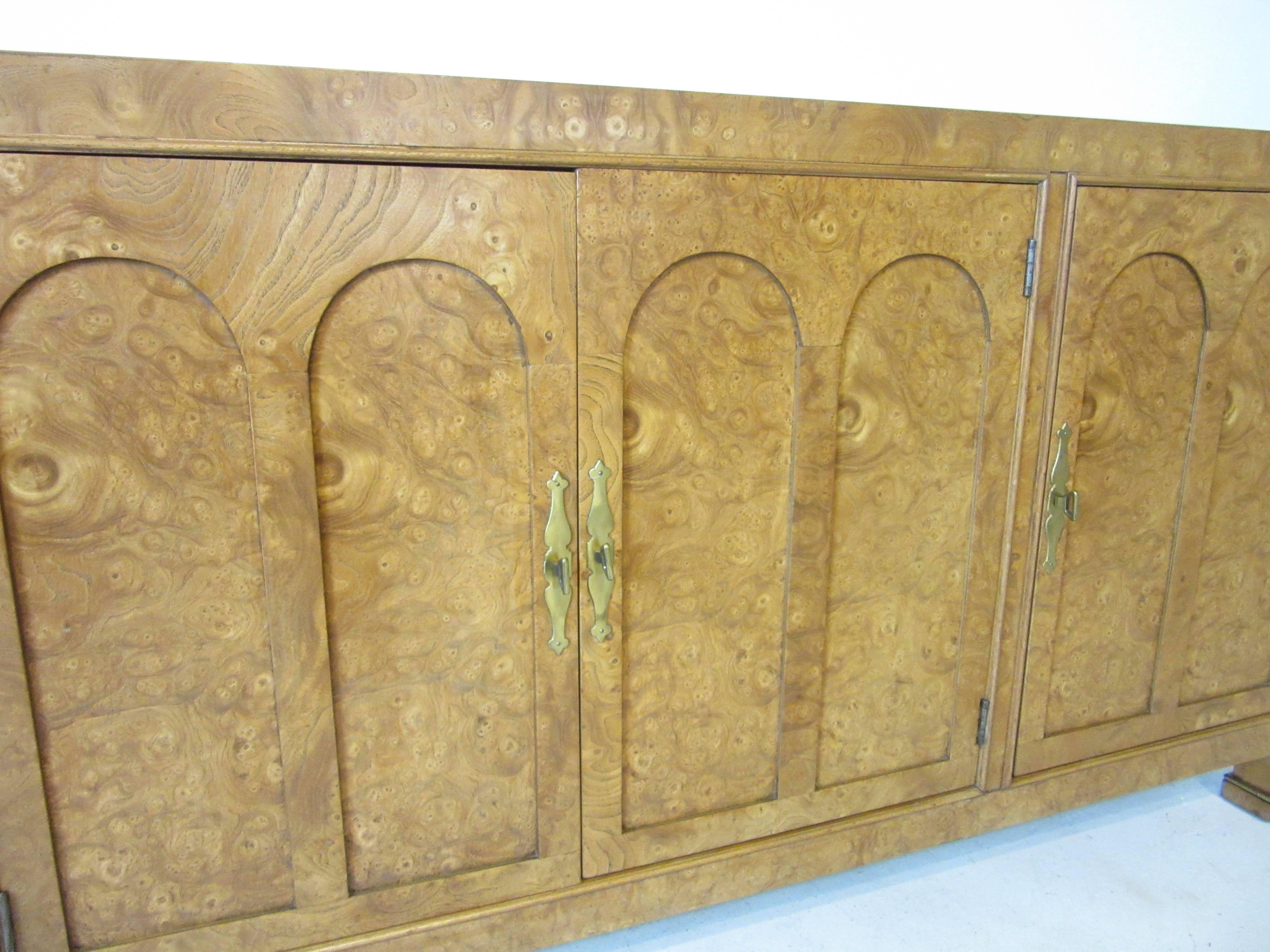 Mastercraft Burl Wood Credenza or Server in the Style of Hollywood Regency In Good Condition In Cincinnati, OH