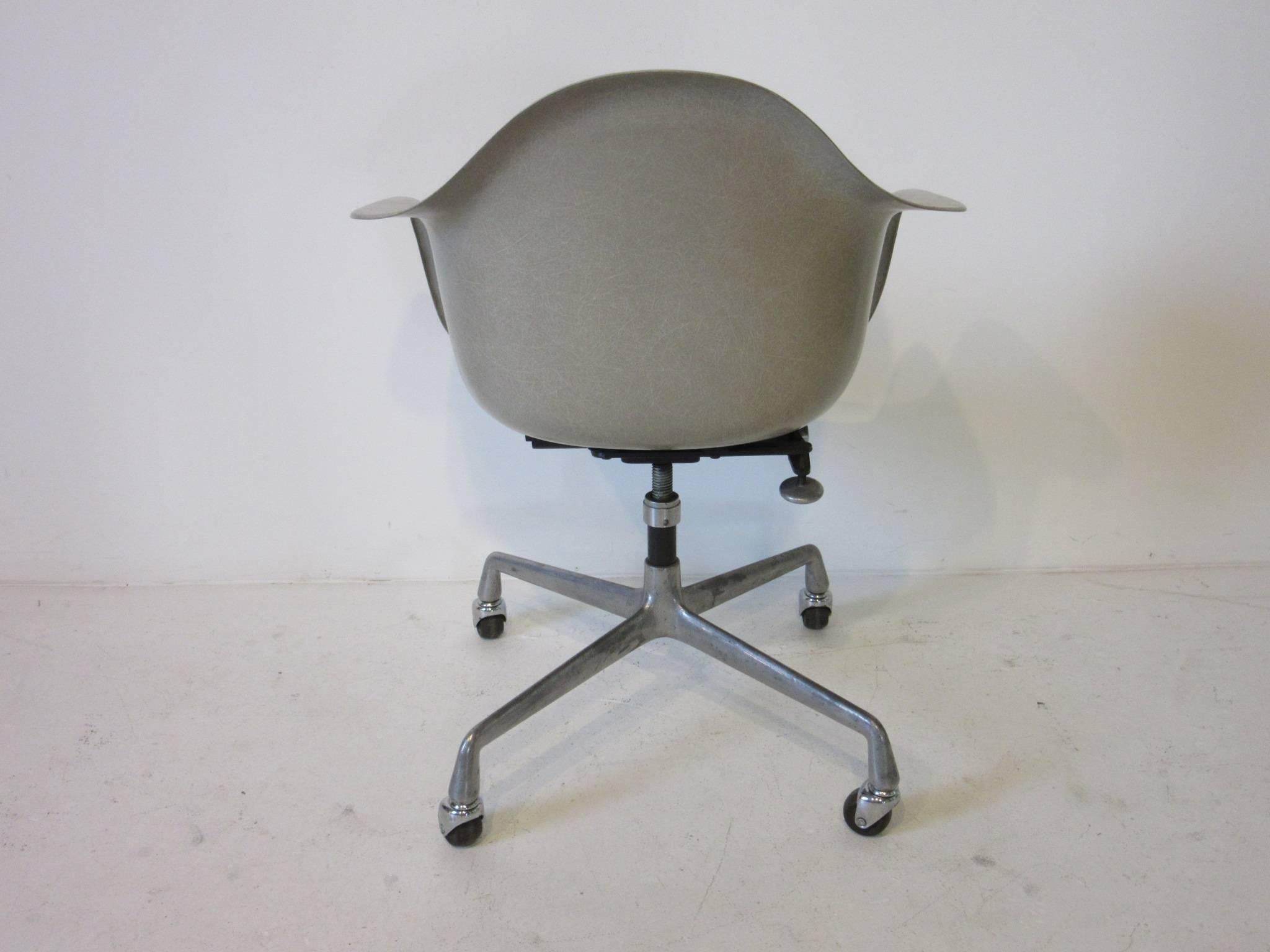 Mid-Century Modern Eames Herman Miller Fiberglass Shell Desk Chair
