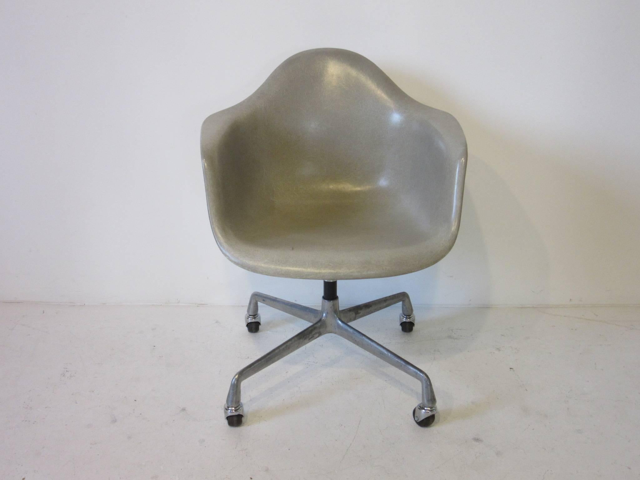 American Eames Herman Miller Fiberglass Shell Desk Chair