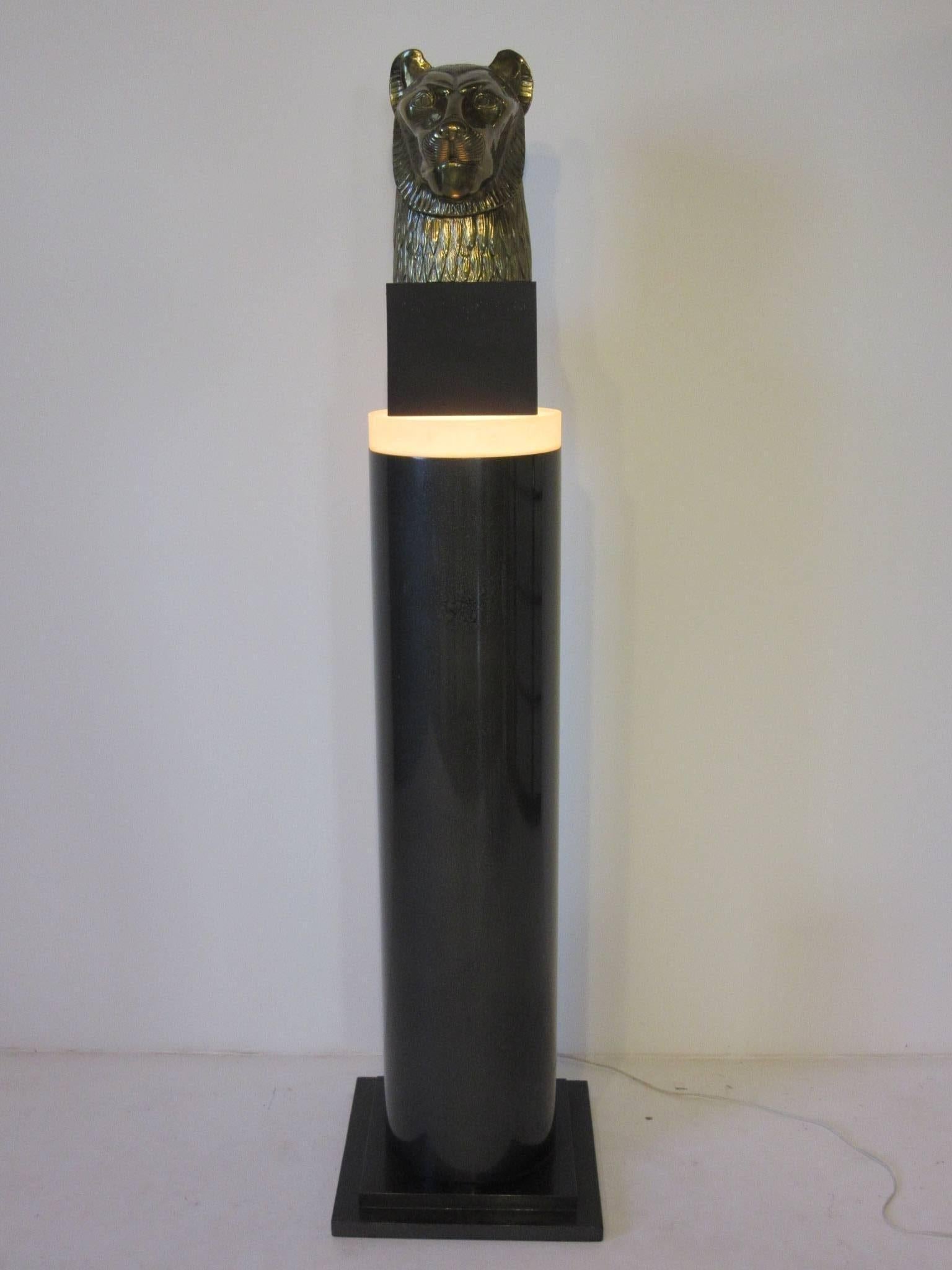 20ième siècle Monumental piédestal de colonne lumineux en lucite de style Memphis en vente