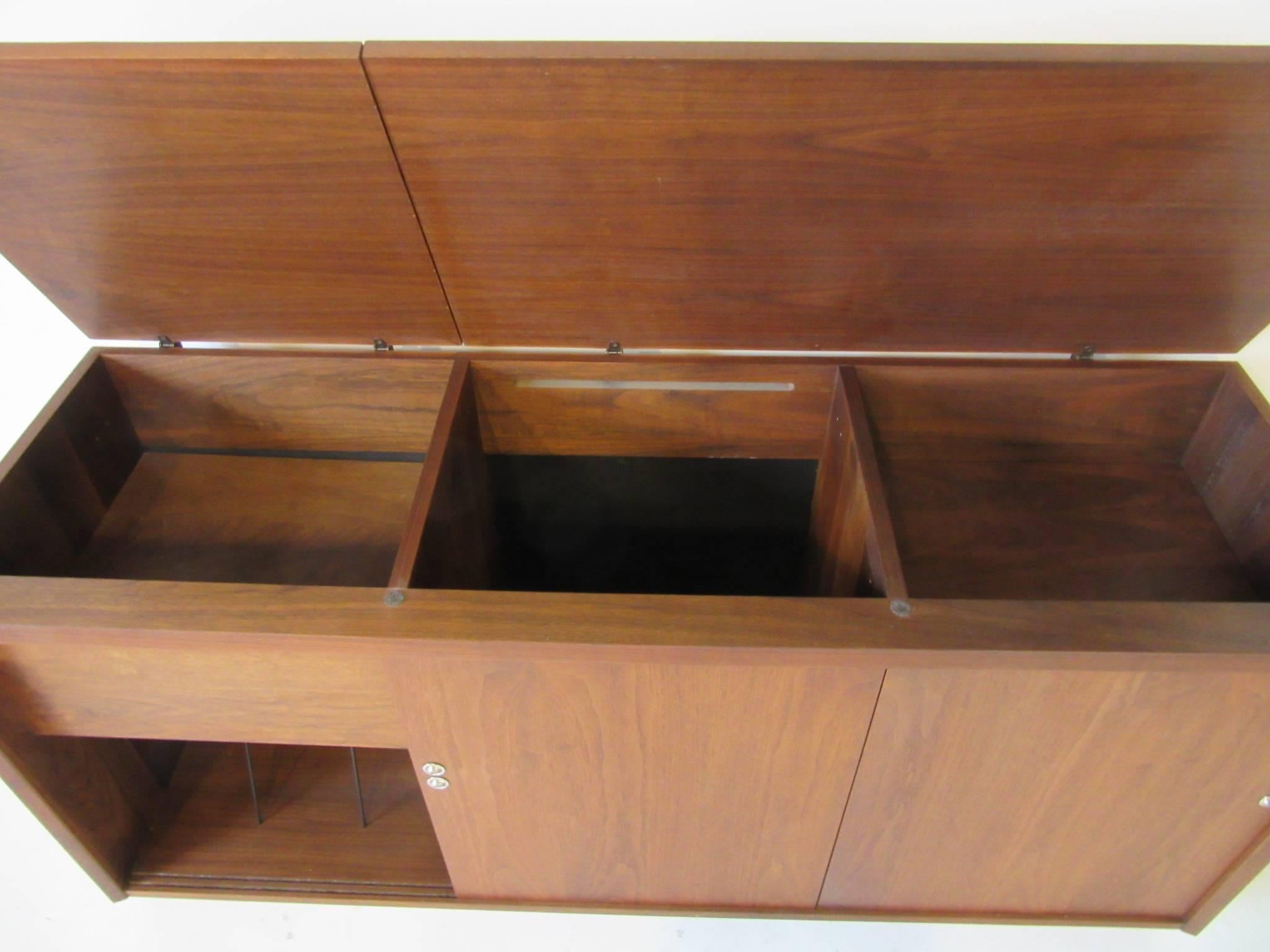 Midcentury Walnut Stereo and Record Cabinet In Excellent Condition In Cincinnati, OH