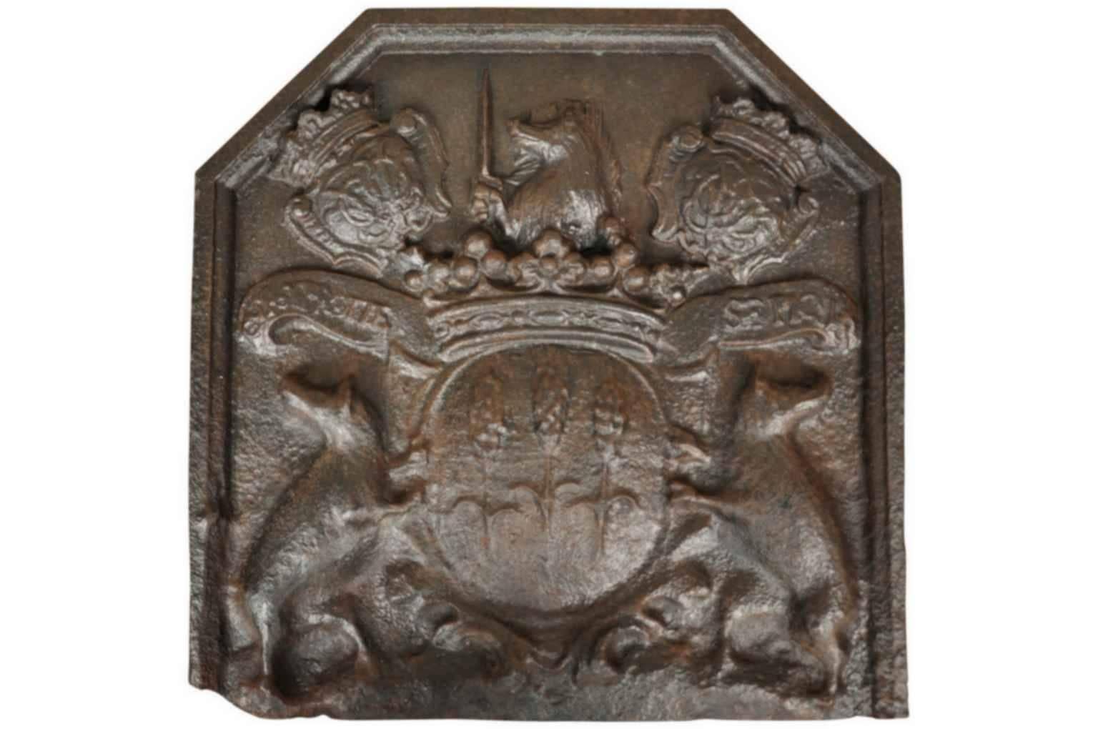 An exceptional 17th century French fireback in cast iron. A luxury item that served not only to adorn the fireplace, but to protect the backwall of the fireplace and to radiate heat outwards. Decorated with a family crest or Blason. Firebacks also