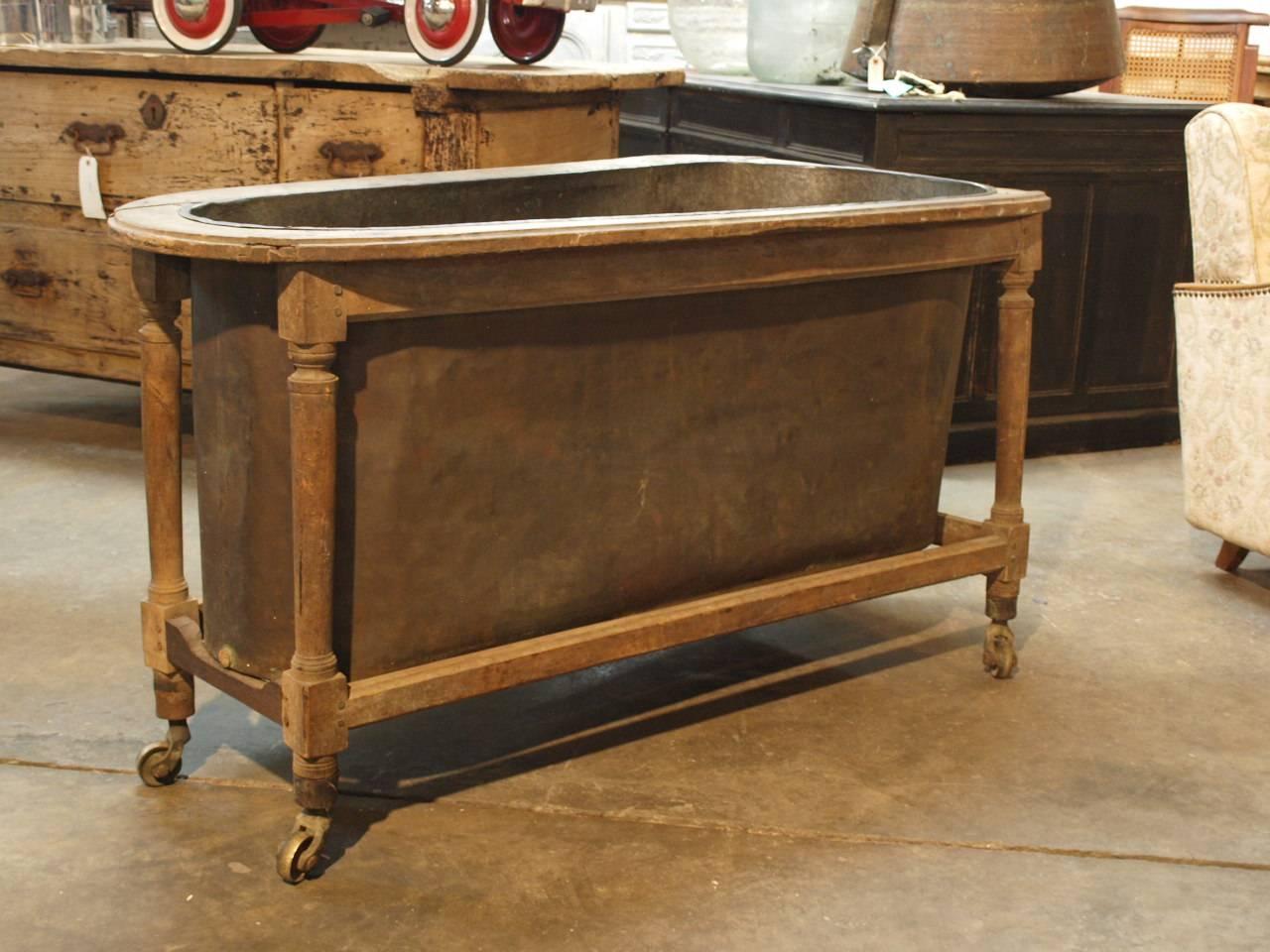 French Early 19th Century Copper Bathtub in Rolling Walnut Frame In Good Condition In Atlanta, GA