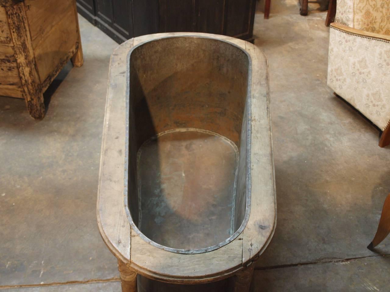 French Early 19th Century Copper Bathtub in Rolling Walnut Frame 3