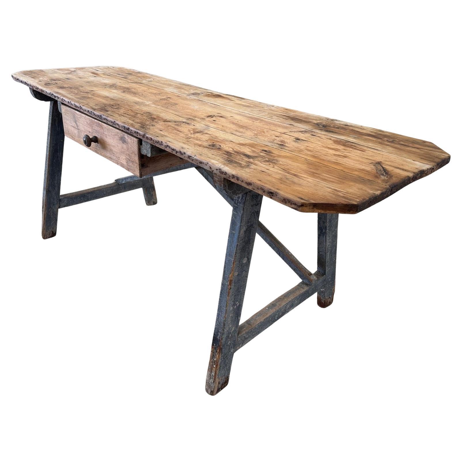 Spanischer Schreibtisch des 19. Jahrhunderts - Schreibtisch (Kiefernholz) im Angebot
