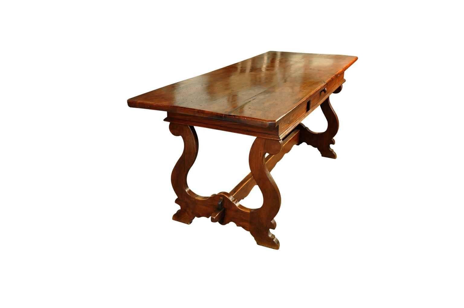 Italian 19th Century Desk, Writing Table in Walnut In Excellent Condition In Atlanta, GA