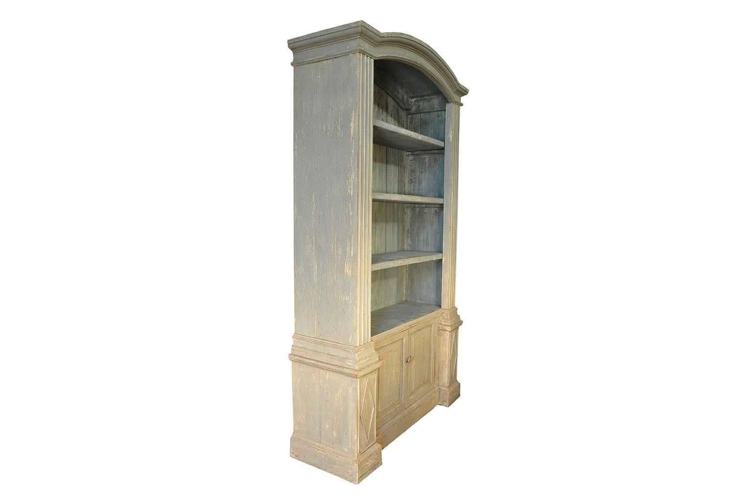 Outstanding Pair Of Bookcases In Painted Wood In Excellent Condition In Atlanta, GA