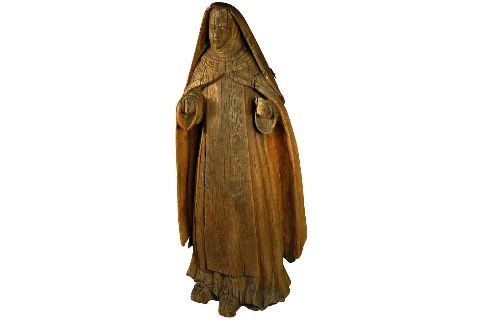 Eine wundervoll primitive italienische Statue der Heiligen Anne - der Mutter der Jungfrau Maria.  Sie ist aus einem massiven Baumstamm geschnitzt.  Nachdem sie jahrhundertelang den Witterungseinflüssen ausgesetzt war, ist Saint Anne hier wunderschön