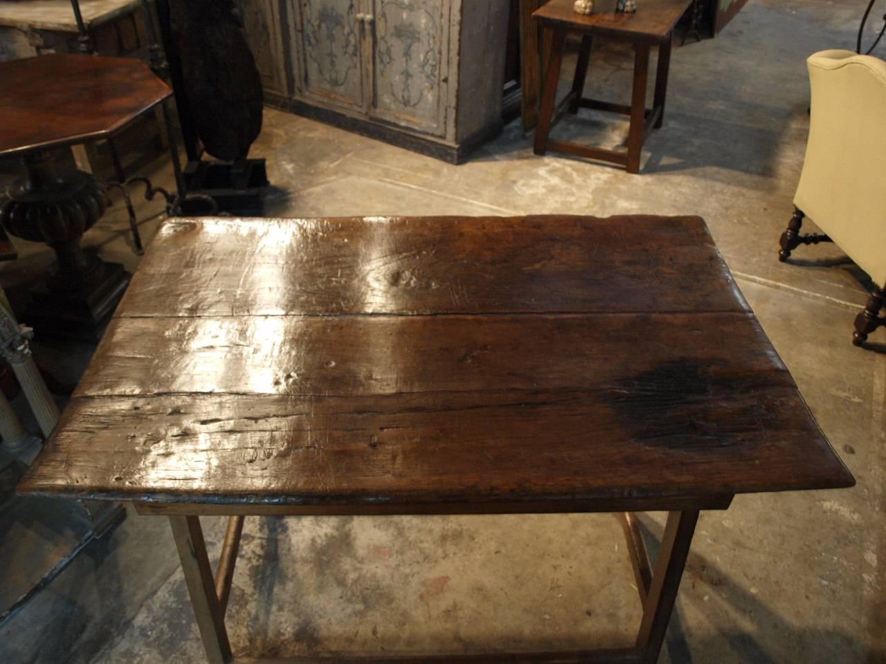Italian 18th Century Table in Walnut In Good Condition In Atlanta, GA