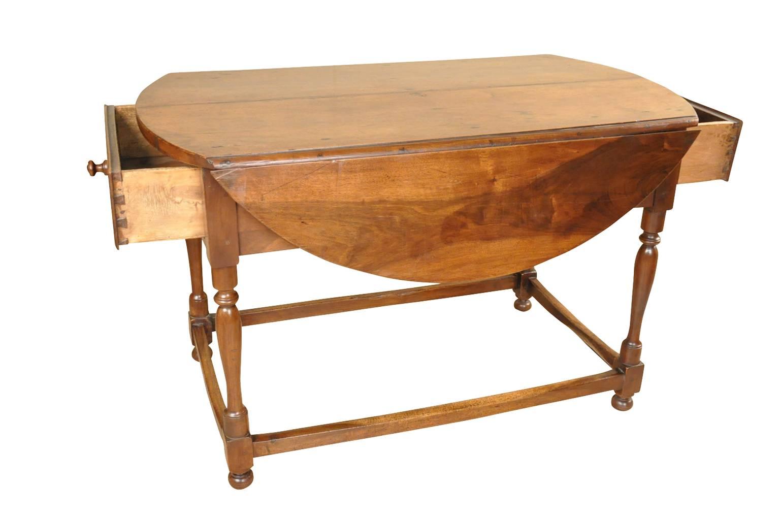 18th Century French Oval Drop-Leaf Table  In Good Condition For Sale In Atlanta, GA