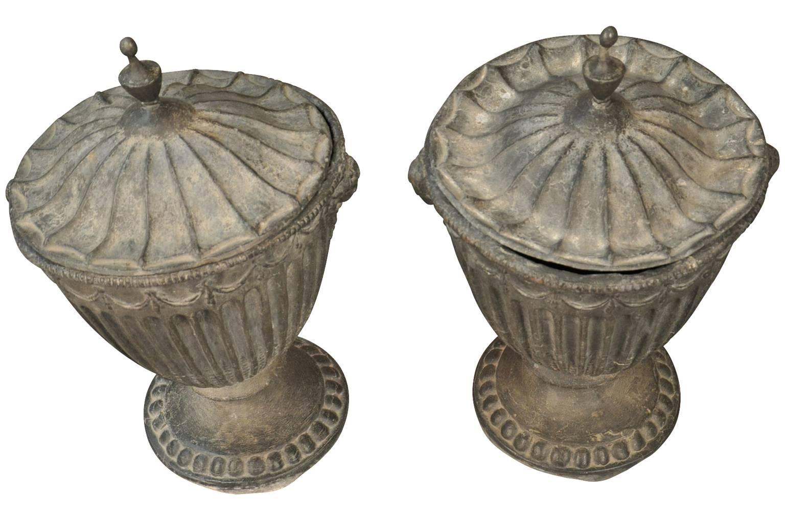 Stunning Pair of 18th Century English Lidded Urns in Lead In Good Condition In Atlanta, GA