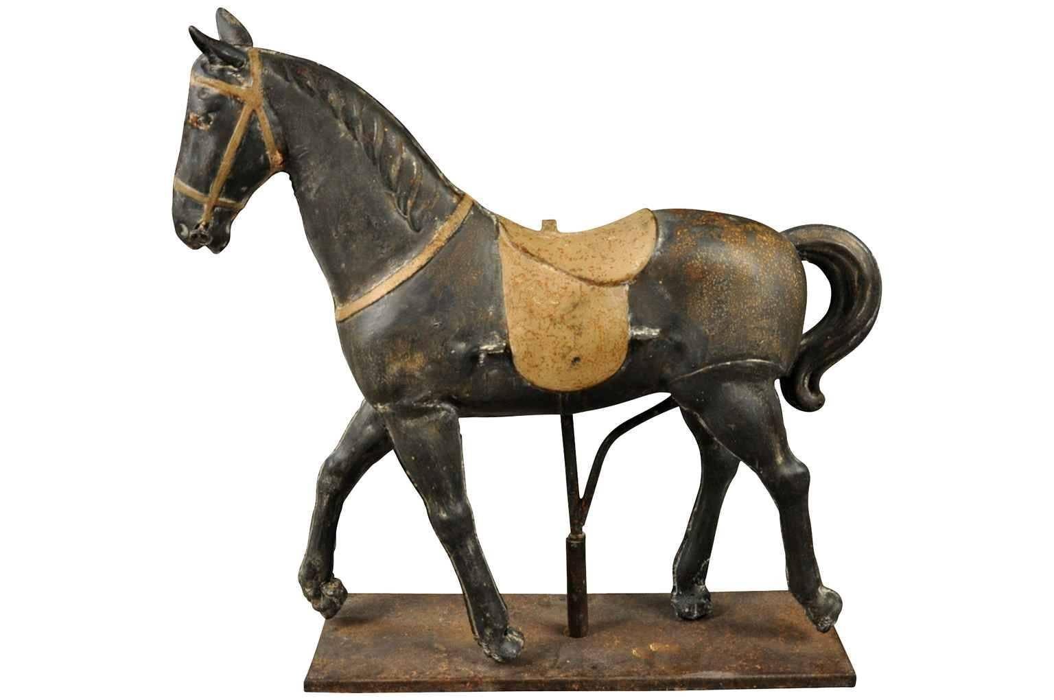Un charmant cheval jouet de la fin du 19e siècle construit en métal peint. Une pièce d'accent charmante pour n'importe quel espace de vie.